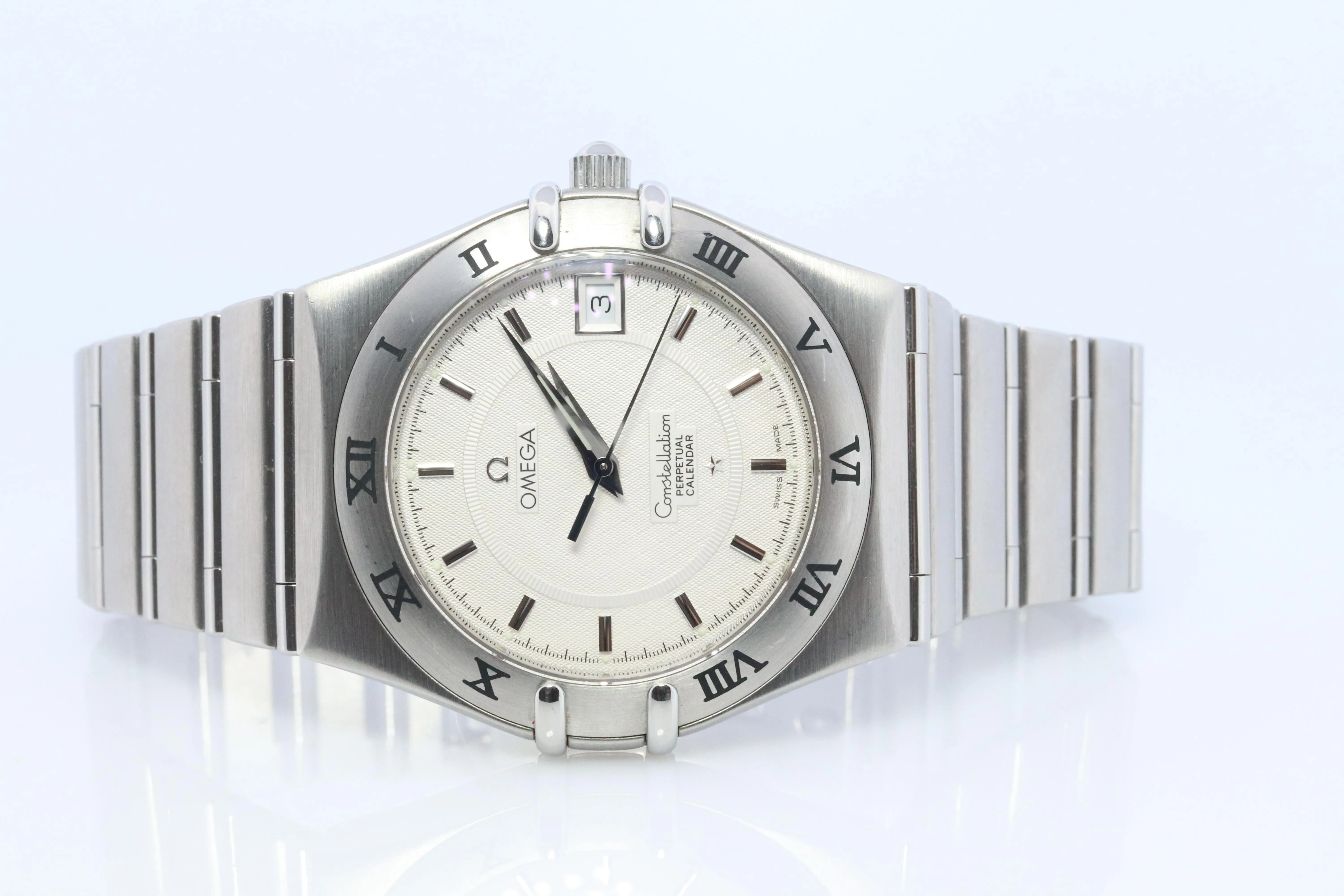 Omega Watch.  Omega Constellation Quartz 1552 Date Wristwatch. Mens Omega