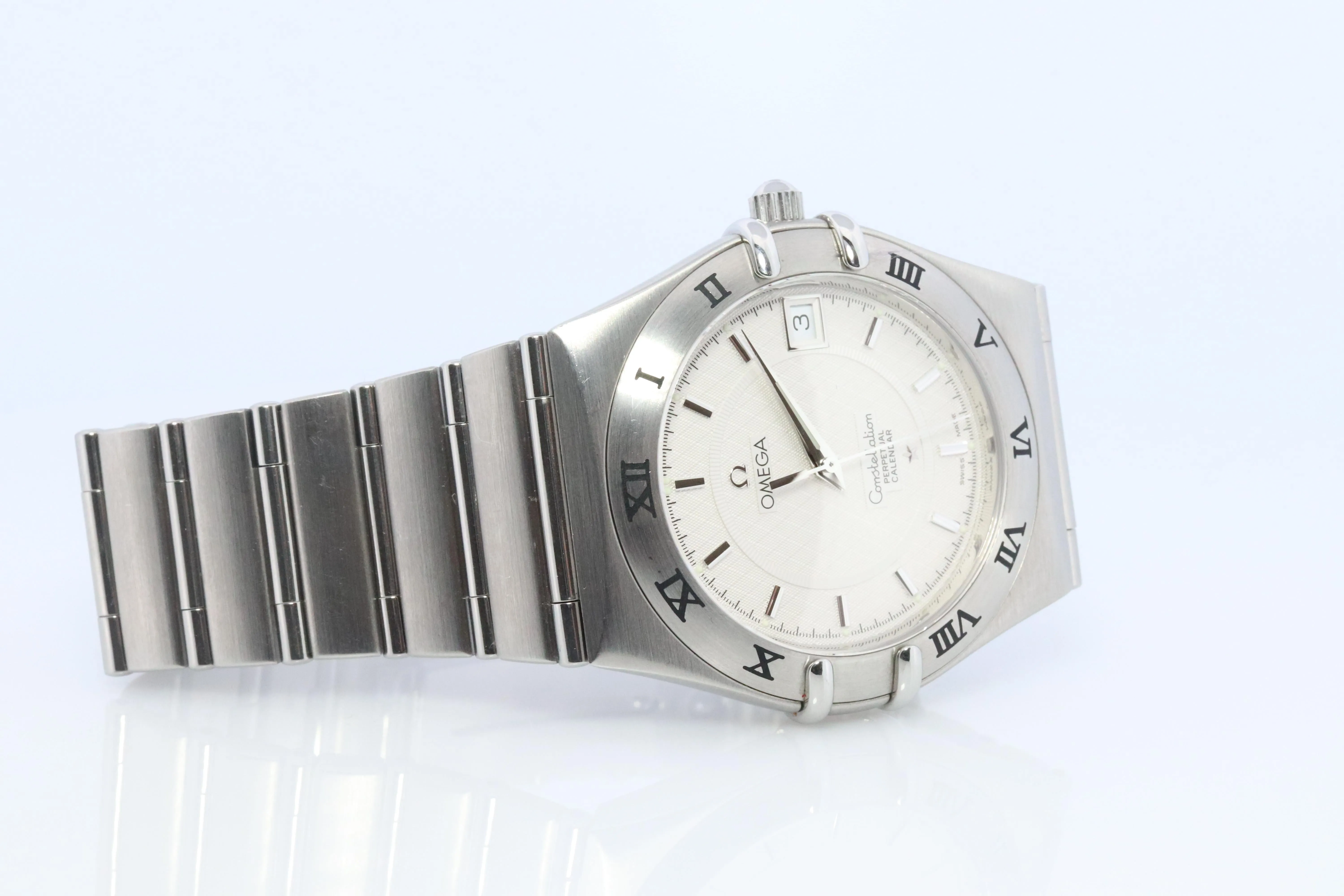 Omega Watch.  Omega Constellation Quartz 1552 Date Wristwatch. Mens Omega