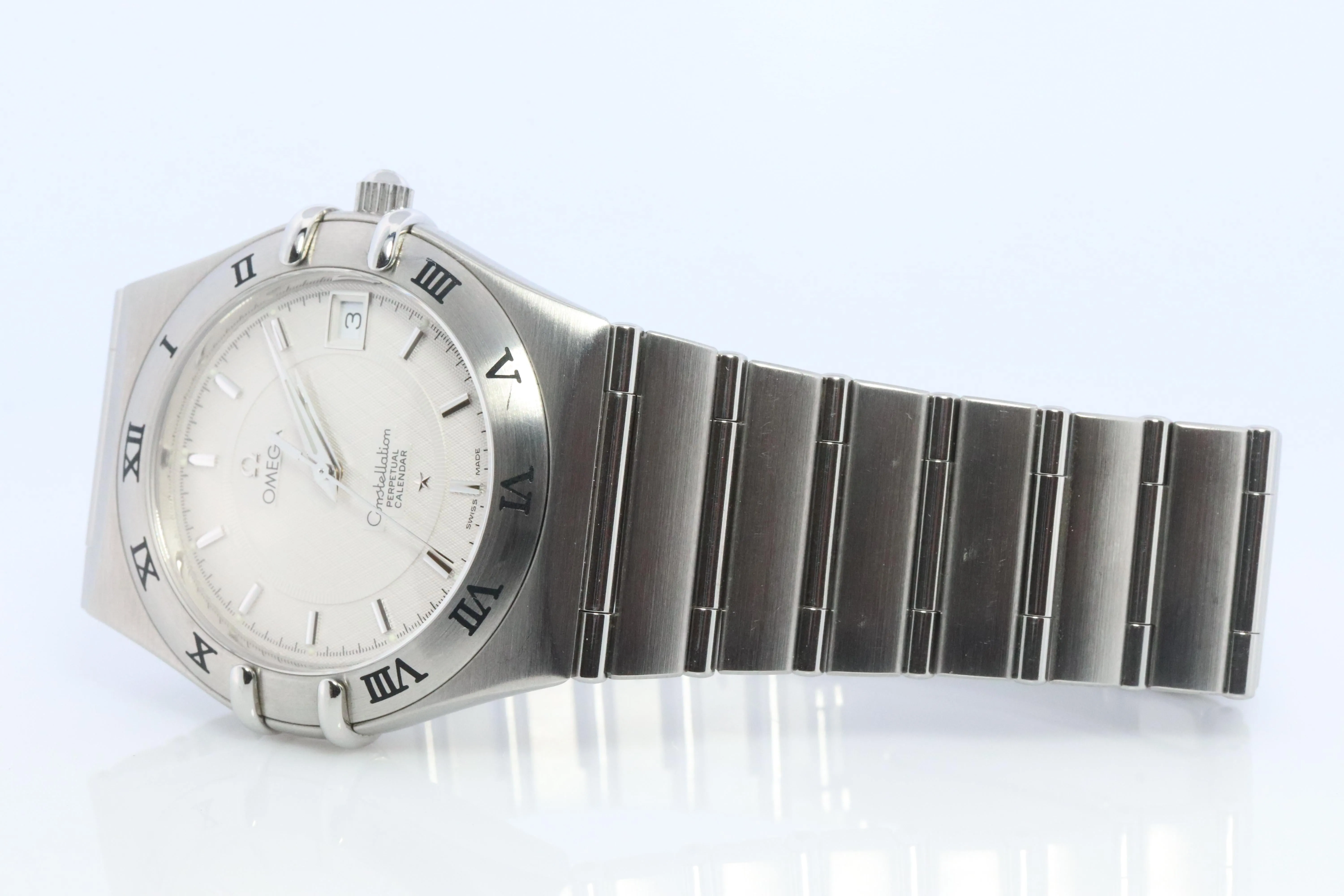 Omega Watch.  Omega Constellation Quartz 1552 Date Wristwatch. Mens Omega
