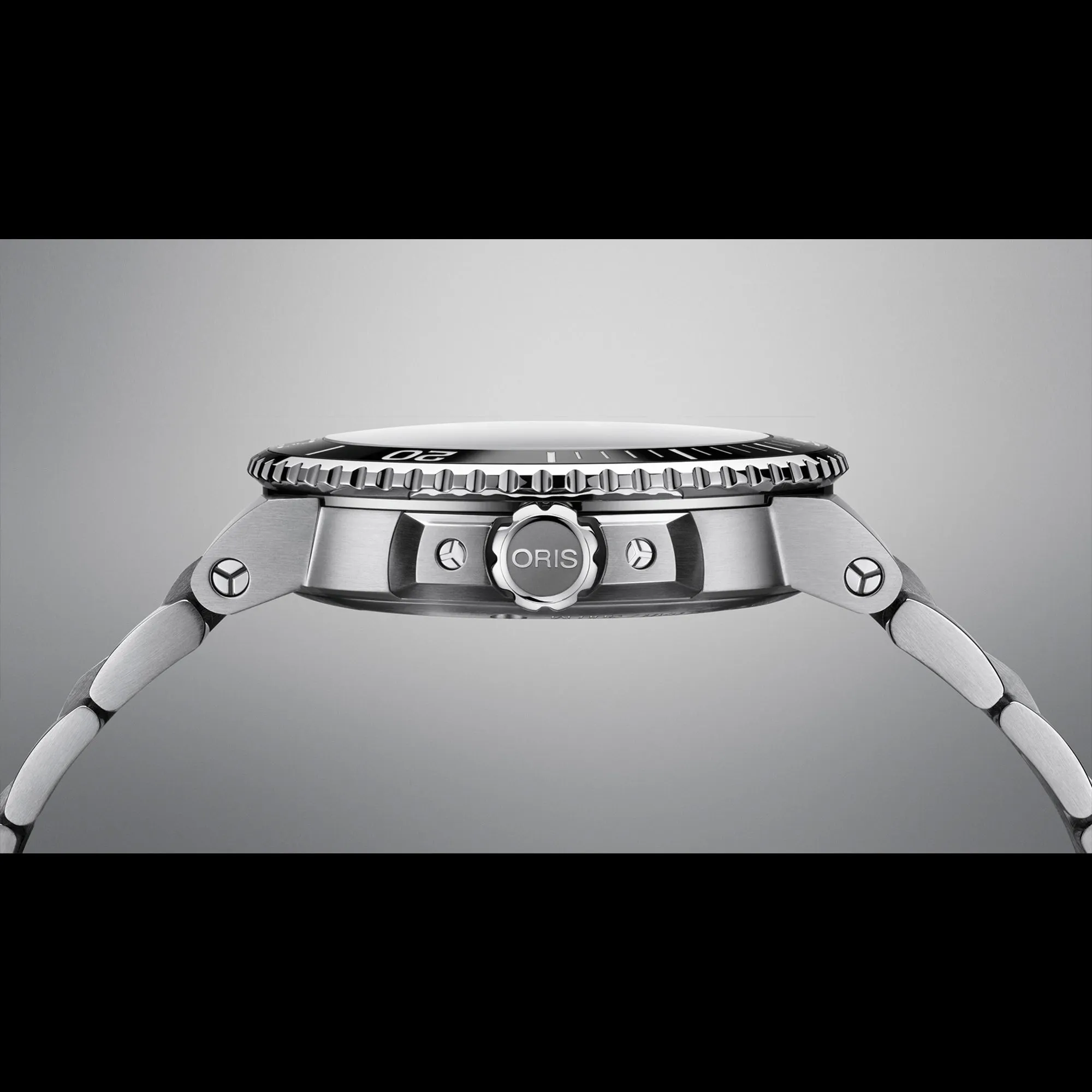 Oris - Aquis Date Red 41.5mm